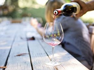 What Wine Sommeliers Suggest for Backyard Barbecues