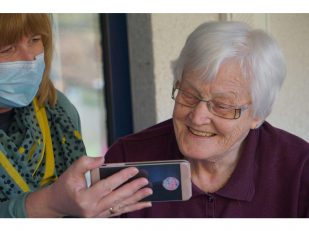 Daily Care Tips for Seniors with Dementia