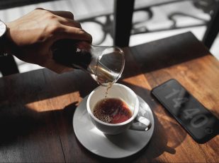 The Rise of All-Day Caf&eacute;s: How Flexible Dining is Changing Urban Food Culture