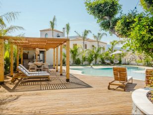 Luxury Outdoor Living Spaces Are Redefining What Buyers Notice First