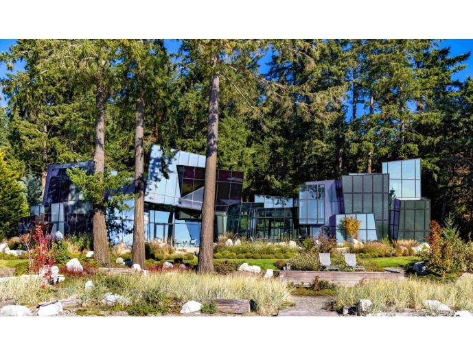 Pulp Studio Shatters Residential Design Expectations with F - House