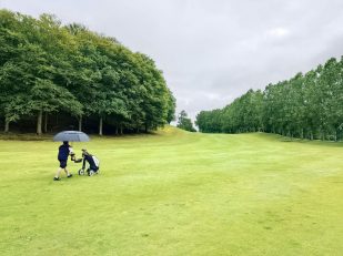 Golf in the Rain: What to Wear to Maintain Performance and Focus