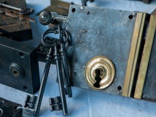 24-Hour Locksmith in Houston: Who to Call Anytime