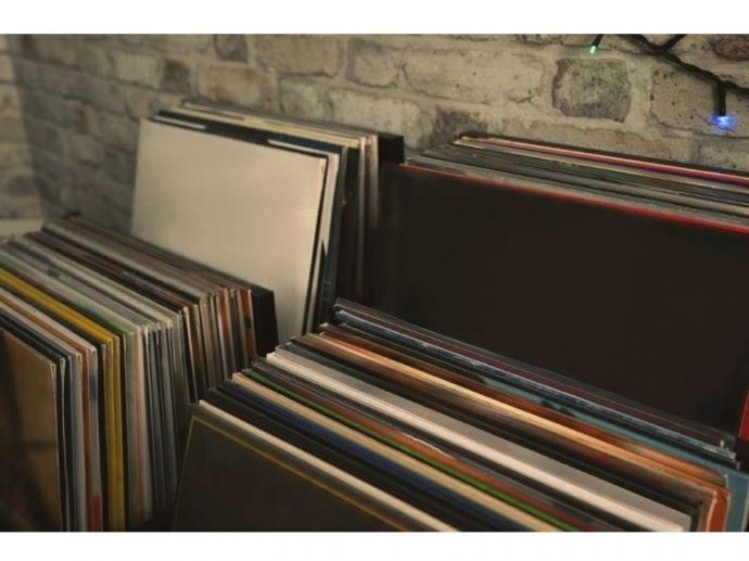 The Top Luxury Vinyl Record Stores Online: A Comparison of Boutique Retailers