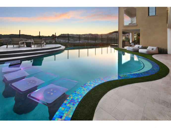 What Luxury Swimming Pool Designs Work Best for a Modern House?