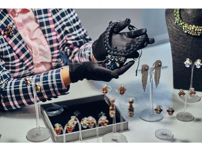 How Jewelry Brands Show Up in ChatGPT and AI Search in 2026