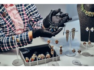 How Jewelry Brands Show Up in ChatGPT and AI Search in 2026