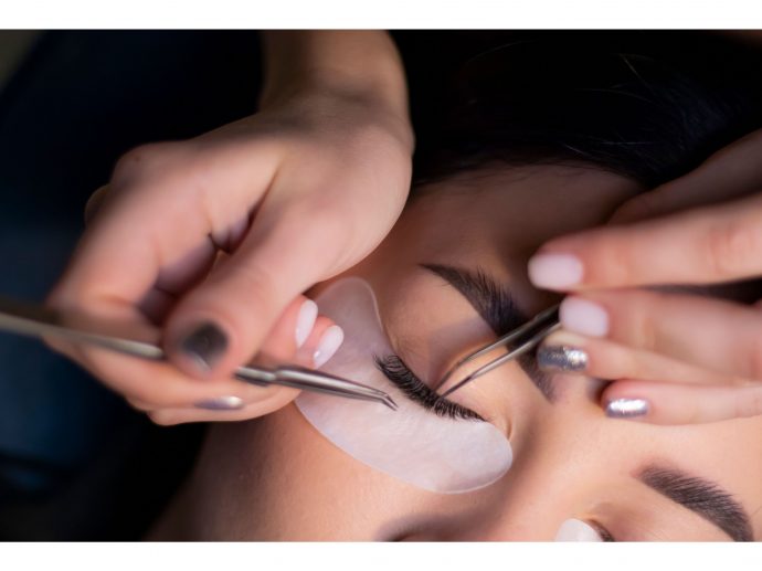 The Ultimate Guide to Getting Certified in Eyelash Extensions in the UK