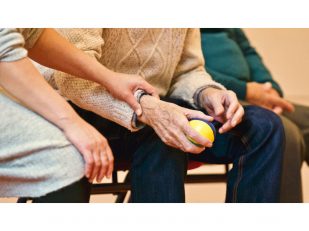 Essential Insights on Early Signs of Alzheimer's for Caregivers