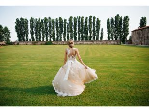 Decorate Outdoor Garden Weddings Using Shop Fresh Elwood Flowers Bridal Bouquet Designs