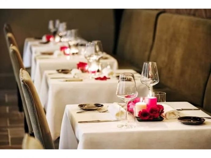Dressing the Party Table: How Tablecloths Set the Tone for Upscale Entertaining in 2026