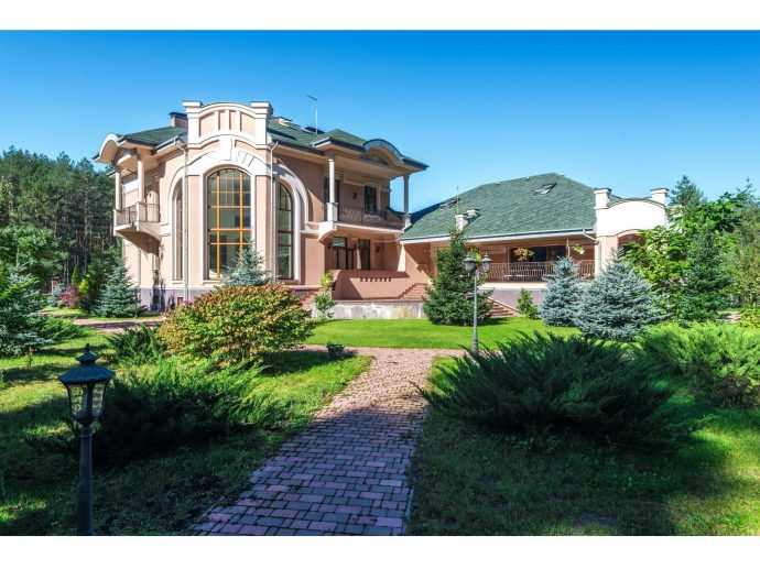 Why Luxury Vacation Homes Remain a Favorite Asset of the Wealthy, and How Ownership Is Changing