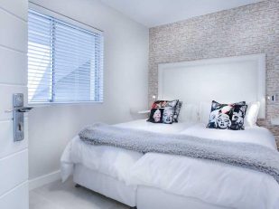 4 Tips on Choosing a Feature Item for Your Bedroom