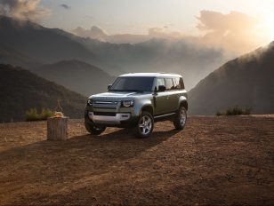 New Land Rover Defender Named MotorTrend 2021 SUV of the Year