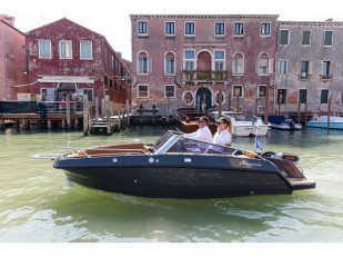 The new "full electric" Magonis Wave e-550 enchants the canals of Venice