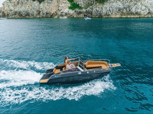 A new 30kW engine takes the full electric Magonis Wave e-550 across the sea at 22 knots