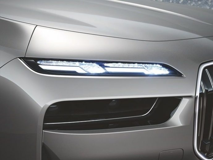 ZKW and Swarovski let the new BMW i7 shine with crystal headlights