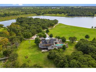 A Texas ranch of uncommon luxuries (private golf course included) comes to market