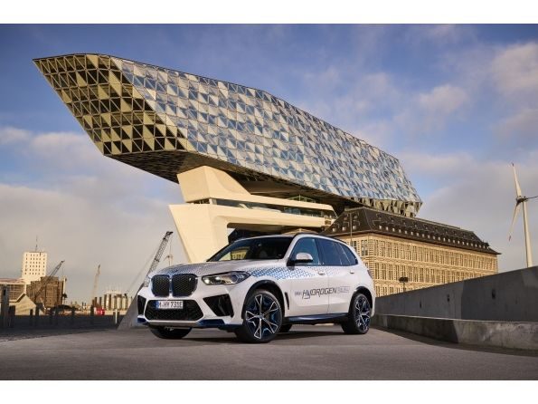 BMW Group brings hydrogen cars to the road: BMW iX5 Hydrogen pilot fleet launches