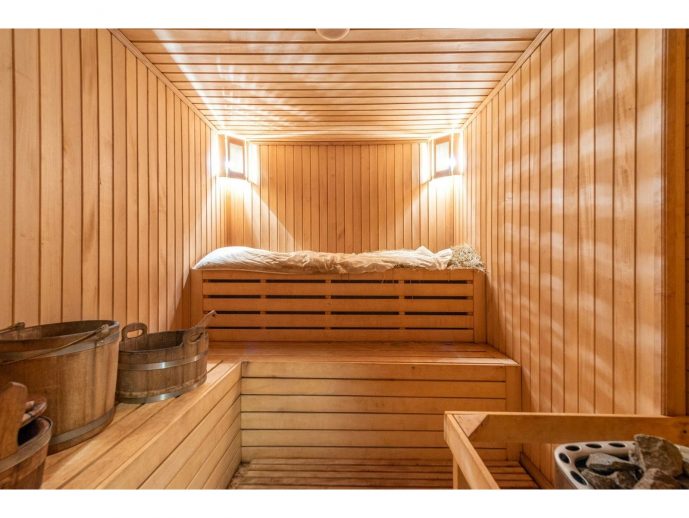 8 Huge Benefits of An At-Home Sauna