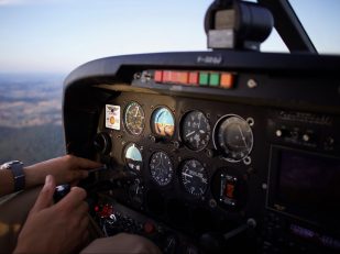 Choosing the Right Pilot School Training Program for Aspiring Aviators