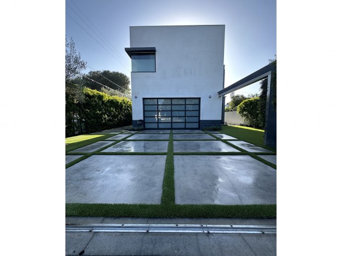 Stunning Artificial Grass Adds the Perfect Touch to Beverly Hills, CA, Home