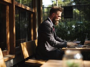 How Digital Nomads Manage Finances with No-Credit-Check Business Checking?
