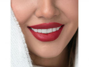 How To Achieve A Dazzling Hollywood Smile
