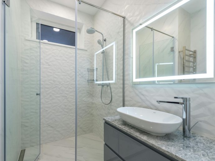 What Features Should a Large Bathroom LED Mirror Have?